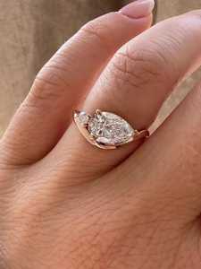 Bague de fiançailles et de mariage en diamant de laboratoire taille poire, certifiée IGI, avec accent ondulé, solitaire pour femme, sertie sur les côtés, en or 14K - Product Image 3