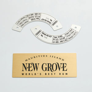 Insignia de latón personalizada con logo y nombre, con proceso de estampado tipográfico y fundición, para montaje en tela o imán. - Product Image 2