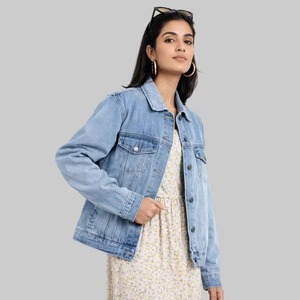 Veste en jean classique bleu clair pour femme, coupe régulière, boutonnée, poches poitrine, style décontracté, fabrication OEM, vente en gros, directement de l'usine - Product Image 1