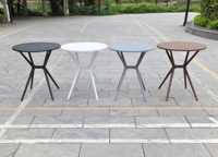 Table ronde en plastique moulé de couleur grise avec base en forme de X - Une chaise d'extérieur moderne et compacte, idéale pour les soirées en jardin