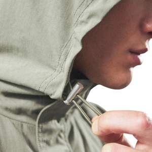 Veste coupe-vent Ripstop pour homme, veste légère à capuche avec poignets élastiques, vêtements de sport d'extérieur, veste tendance en vert olive - Product Image 3