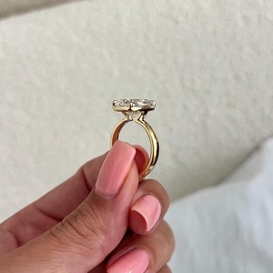 Bague solitaire en or jaune 14 carats avec diamant de laboratoire allongé taille coussin de 5 carats, sertie de griffes, certifiée IGI - Product Image 5