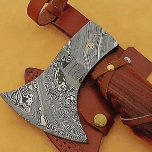 Hacha de Acero de Damasco Hecha a Mano de Alta Calidad con Mango de Madera de Palisandro y Funda de Cuero para Entusiastas del Aire Libre y Coleccionistas - Product Image 4