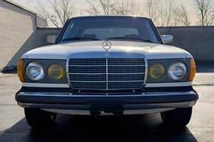 <span class=keywords><strong>Mercedes</strong></span>-<span class=keywords><strong>Benz</strong></span> <span class=keywords><strong>300D</strong></span> Turbodiesel de 1984 d'occasion, sans réserve, moteur 5 cylindres Turbodiesel, intérieur Palomino, principalement non modifié - Product Image 1