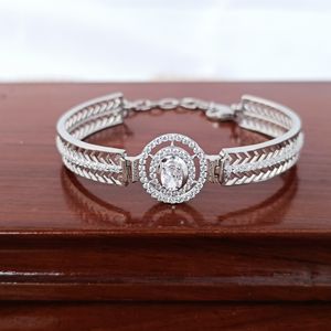 กำไลข้อมือเงินแท้ 925 รุ่น Revalia รูปวงรีประดับเพชร ดีไซน์เก๋ไก๋ ชุบเงิน งานฉลุลายสวยงาม เครื่องประดับสำหรับผู้หญิง - Product Image 1