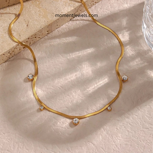 Collier en acier inoxydable plaqué or 18 carats avec pendentif géométrique en zircon et chaîne serpent pour femme, idéal pour les soirées - Product Image 4