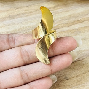 Nouvelle Collection : Bague en Laiton Minimaliste à Motif Vague pour Femme, Plaqué Or 18 carats, Bague Enveloppante Croissant Céleste, Bague Tendance, Vente en Gros - Product Image 2