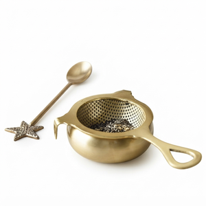 Colador de té de latón perforado con tazón y cuchara de té con mango de estrella, infusor de té de hojas sueltas, juego de utensilios de cocina para té, regalo dorado asequible - Product Image 1