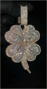 Colgante personalizado de hip hop con diseño de trébol, chapado en oro de 18k sobre plata 925, con incrustaciones de moissanita VVS que pasa la prueba del diamante. - Product Image 5