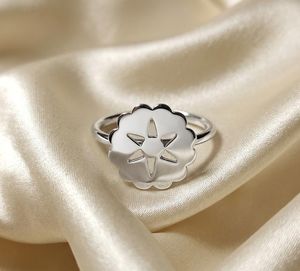 Anillo de plata de ley 925 con diseño de dólar de arena, inspirado en el océano, hecho a mano, joyería náutica costera para mujer - Product Image 1