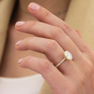 แหวนแฟชั่นสมัยใหม่สำหรับผู้หญิง แหวนทอง 14k ประดับเพชรทรงวงรี พร้อมเพชรเพาะเลี้ยงในห้องปฏิบัติการที่ได้รับการรับรองจาก IGI ดีไซน์คลาสสิก - Product Image 3