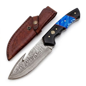Couteau de chasse artisanal en acier Damas avec manche en résine bleue et corne de buffle et étui en cuir pour le dépecage et l'EDC - Product Image 1