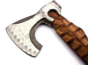 Hacha de Caza Artesanal 2026 con Cabeza de Acero al Carbono de Grado Industrial, Funda de Cuero Personalizada y Mango de Madera para Camping y Supervivencia - Product Image 3