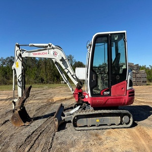 Mini-excavatrice Takeuchi TB240 robuste, conçue pour les travaux d'excavation, d'aménagement paysager, de creusement de fossés, de démolition et de construction générale - Product Image 2
