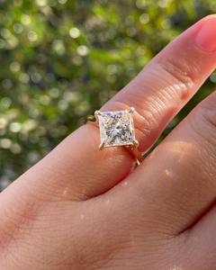 Anillo Solitario con Diamante Cultivado en Laboratorio de 3 Quilates, Corte Brillante Tipo Cojín, Certificado IGI, Oro de 18K - Product Image 4
