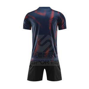 Ensembles d'uniformes de football imprimés de haute qualité fabriqués en usine pour les joueurs sportifs, 100% polyester, respirant, léger, durable - Product Image 2