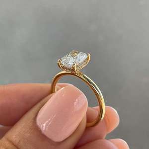 Anillo de Compromiso con Diamante Cultivado en Laboratorio Certificado por IGI, Corte Radiante, Anillo Solitario con Halo Oculto de Diamantes en Oro Amarillo Sólido de 14K - Product Image 4