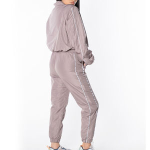 Ensemble deux pièces pour femmes, coupe-vent sportif élégant à capuche, imprimé, en nylon, léger, respirant, veste d'été pour l'extérieur, short, OEM - Product Image 4