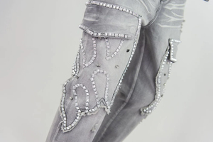 Jean en denim gris déchiré pour homme, taille mi-haute, fermeture boutonnée, style urbain, avec perles décoratives, pantalon unisexe - Product Image 5