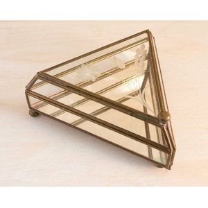 Boîte à bijoux vintage luxueuse en verre en forme de D, faite à la main, en laiton doré, avec miroir, pour la décoration de la maison - Product Image 4