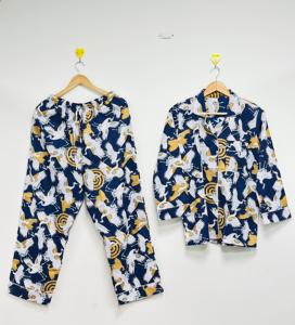 Conjunto de Pijama de Verano Ecológico con Estampado de Grullas para Mujer de Lujo |   Conjunto de Pijama de 3 Piezas de Algodón, Camisa con Botones y Pantalones Relajados a Juego - Product Image 5