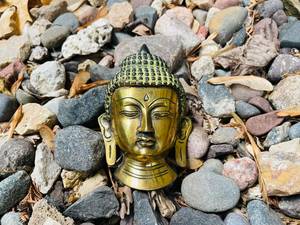 Estatua de Cabeza de Buda de Latón Antiguo, Artesanía Metálica Moderna Hecha a Mano, Tema Cultural, Decoración Artística Duradera para el Hogar, Adorno de Mesa - Product Image 2