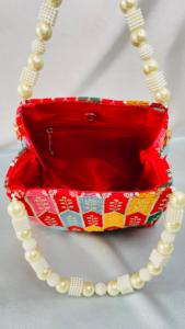 Sac Potli de Mariage Multicolore Rajasthani en Lin à Paillettes, Forme Selle, Fermeture Magnétique, Fait Main, de Créateur, pour Femmes, Filles et Futures Mariées - Product Image 4
