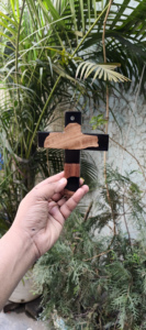 Cruz de Madera y Resina de Diseño Personalizado para Colgar en la Pared, Regalos Cristianos, Bautizos y Ocasiones Religiosas - Product Image 3