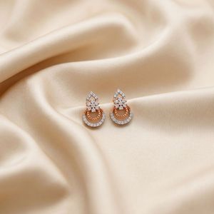 ต่างหูทรงหยดน้ำคู่ประดับเพชรรูปดอกไม้สีโรสโกลด์ - Product Image 5