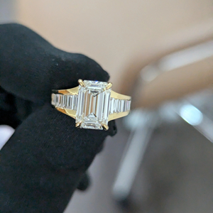 Bague de fiançailles et de mariage en or jaune 14 carats avec diamant de laboratoire taille émeraude 3,50 carats, cadeau de fête, bijoux - Product Image 5