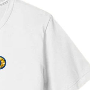T-shirt blanc à manches courtes avec imprimé graphique de lettres grecques bleues et jaunes, t-shirts unisexes en coton pour streetwear, vente en gros - Product Image 4