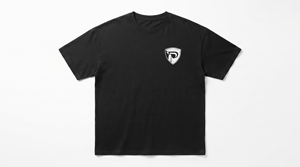 เสื้อยืดคอกลมแขนสั้นสีดำสำหรับผู้ชาย ทรงปกติ ผ้าเจอร์ซีย์ถัก 100% ผ้าฝ้าย สีพื้น ระบายอากาศได้ดี มีโลโก้ด้านหน้า - Product Image 1