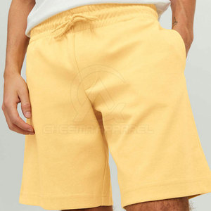 Shorts décontractés légers pour hommes, conçus pour un confort quotidien, en tissu respirant et lisse, au look moderne et épuré - Product Image 3