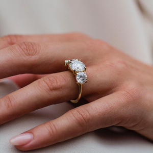 Anillo de compromiso de oro amarillo con tres diamantes de moissanita talla redonda, anillo trilogía de tres piedras, anillo de boda de oro macizo de 10K, regalo. - Product Image 4