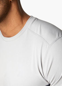 เสื้อยืดแขนสั้นผู้ชายสีขาวเทาเข้มทรงเข้ารูปสำหรับออกกำลังกาย - Product Image 3