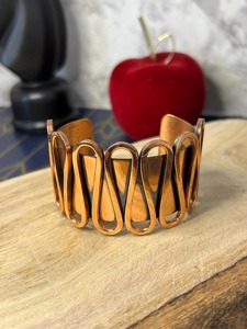 Brazalete de Cobre Hecho a Mano con Diseño Grabado Redondo, Estilo Antiguo, Unisex, Artesanía Metálica Hecha en India, Requisitos Personalizados, Coleccionable - Product Image 1