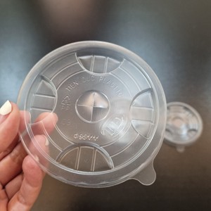 ฝาพลาสติก PET ใสแบบใช้แล้วทิ้ง ขนาด 90/95/98 มม. สำหรับบรรจุภัณฑ์เครื่องดื่ม  รับทำโลโก้ ปลอดสาร BPA ขายดี ปี 2026  แบบโดมและแบบแบน - Product Image 1