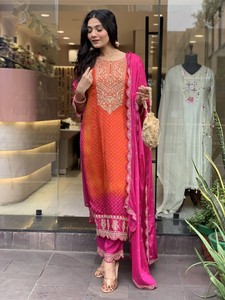 Ensembles très demandés pour femmes : Kurti orange droit en chinon pur avec pantalon et dupatta imprimée en chinon pur - Product Image 2