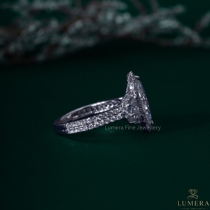 แหวนหมั้นเพชรทรงมาร์คีส์ แล็บโกรว์ ดีไซน์ฮาโล ทองคำขาว 14K/18K รูปพระจันทร์ครึ่งเสี้ยว ประดับเพชรสามเม็ด ฮาโลเต็มวง หลายแถว แบบฝังเพชรเต็มวง แหวนเจ้าสาว - Product Image 4