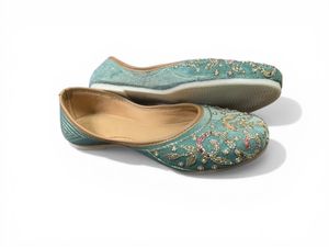 Jutti festivo hecho a mano en terciopelo con piedras y cuentas - Product Image 3