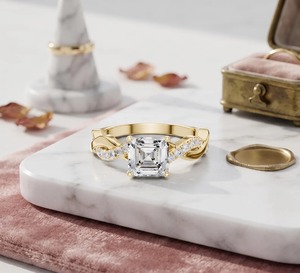 Bague de fiançailles en or jaune 14 carats avec diamant de laboratoire de 1,00 carat, clarté VS1, couleur F, taille Asscher, avec diamants latéraux, classique, certifiée IGI - Product Image 1