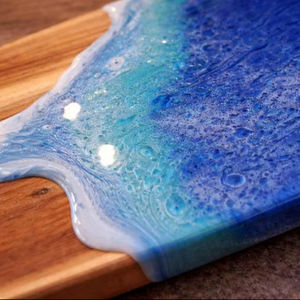 Planche à découper en résine Sea Breeze avec manche en bois, épaisseur 1,5 cm, facile à nettoyer et écologique - Product Image 1