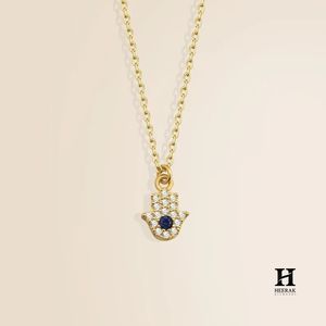 Collier avec pendentif main Hamsa en or 18 carats personnalisé avec accents de diamants – Fabricant de bijoux fins - Product Image 4