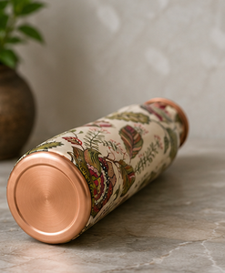 Bouteille d'eau artisanale en cuivre pur imprimée avec un motif floral, bouchon en cuivre étanche et finition élégante - Product Image 2