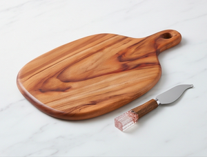 Planche à fromage ronde en bois artisanale avec résine rose, plateau de service et couteau à fromage pour la cuisine - Product Image 3
