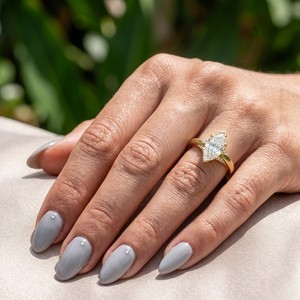 Bague de fiançailles en or massif 14 carats avec diamant de laboratoire certifié IGI taille marquise 1,50 carat et halo dissimulé de diamants latéraux - Product Image 1