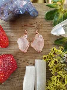 Boucles d'oreilles en cristal de quartz rose brut, grandes et massives, bijoux en cuivre et quartz rose - Product Image 2