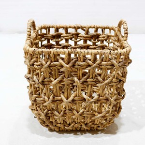Panier de rangement carré en jacinthe d'eau tressée écologique avec poignée pour l'organisation de la lessive et des vêtements de bébé à la maison - Product Image 2