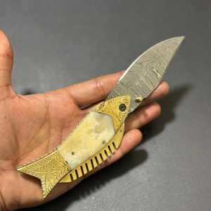 Cuchillo Plegable Multiusos de Acero de Damasco SHARP POINT TRADES con Mango de Madera, Hoja de Punta Caída y Apertura con Perilla, Garantía de 3 Años - Product Image 1