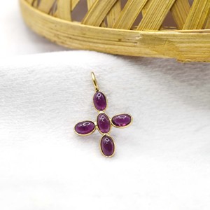 Colgante de cruz de granate rojo chapado en oro, dije ovalado de piedra preciosa, delicada joyería religiosa, collar minimalista hecho a mano para mujer - Product Image 6